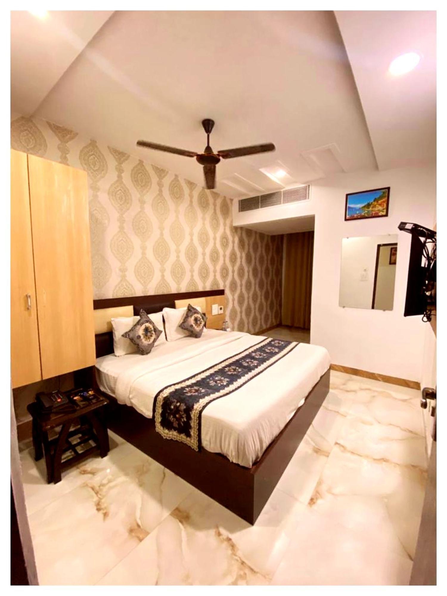 Hotel Premium Travellers # Inn Near Temple - Fully Air Conditioning Hotel - Hygiene And Spacious Room - A Top Rated Luxuary Hotel Merces Kültér fotó